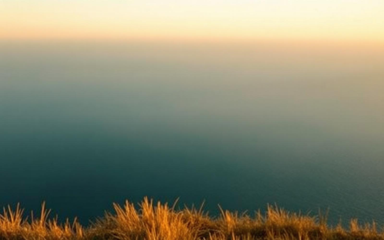 Horizonte amplo sobre o mar ao entardecer